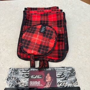 Fresh Face Makeup Remover Towels - Black/Red